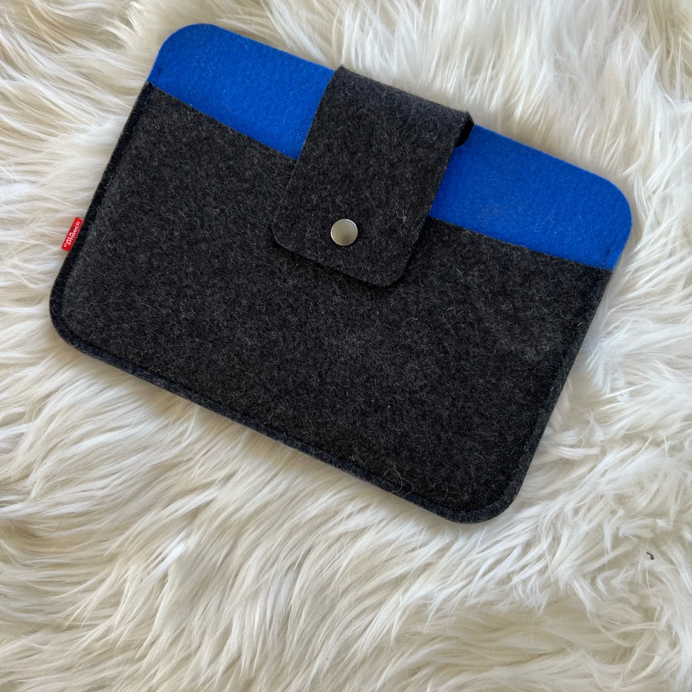 PACK & SMOOCH Wool Felt Mini IPad Case